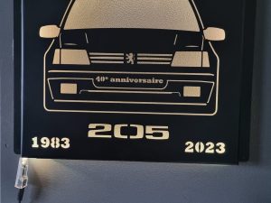 Boîte lumineuse Peugeot 205 – 40e anniversaire (1983–2023)