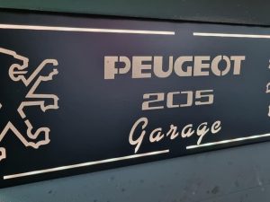 Enseigne lumineuse à LED Peugeot 205 garage  avec différentes couleurs de lumière et télécommande 220 volts  en acier 1 mm biseauté  dimensions 60x 20 centimètres