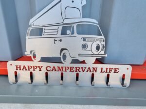 20260902_105928 Porte-clés mural Camper – Happy Campervan Life – Acier découpé au laser
